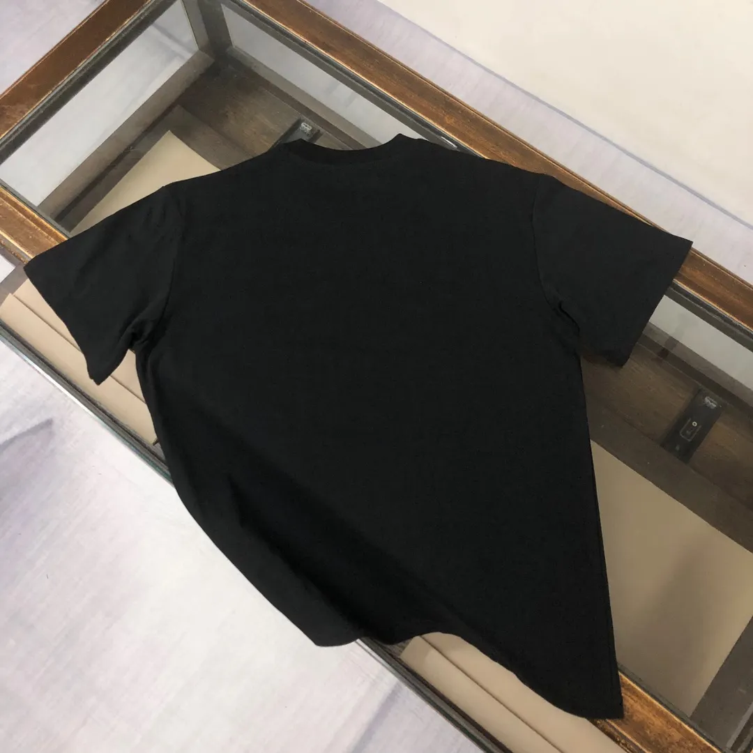 P150 A🍃Stone Island 2025 latest T-shirt, couple style ~ original order, fashionable and casual short T-shirt, specially made of customized cotton fabric ~ 100% cotton T-shirt ~ pre-washed to prevent deformation and shrinkage problem, more comfortable and breathable on the body ~ All available from stock ~ unique design style, trendy must-have item, complete with three standards 👍 Color: black/white/dark gray/coffee Size: S M L XL (larger version, please state your height and weight when placing an order)